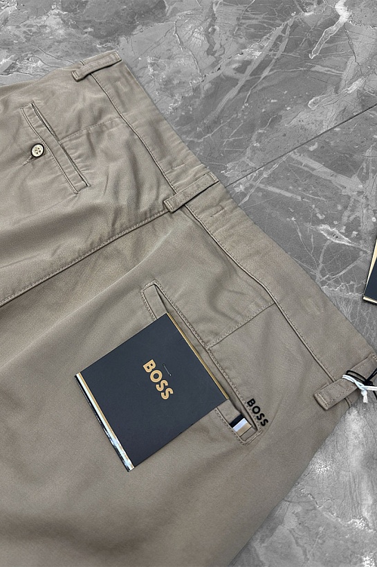 Мужские шорты Hugo Boss бежевого цвета