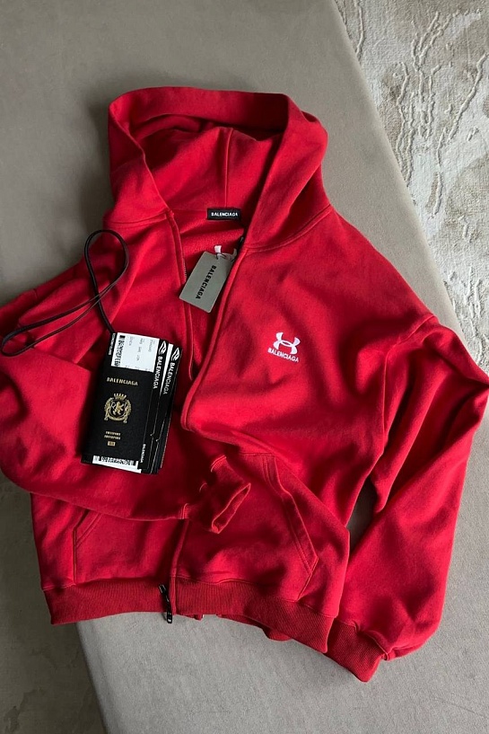 Женский костюм Balenciaga красного цвета