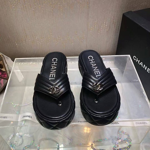 Женские кожаные шлёпанцы Chanel   