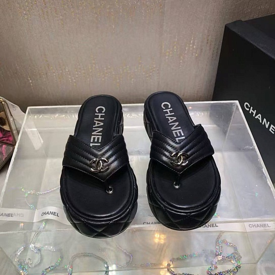 Женские кожаные шлёпанцы Chanel