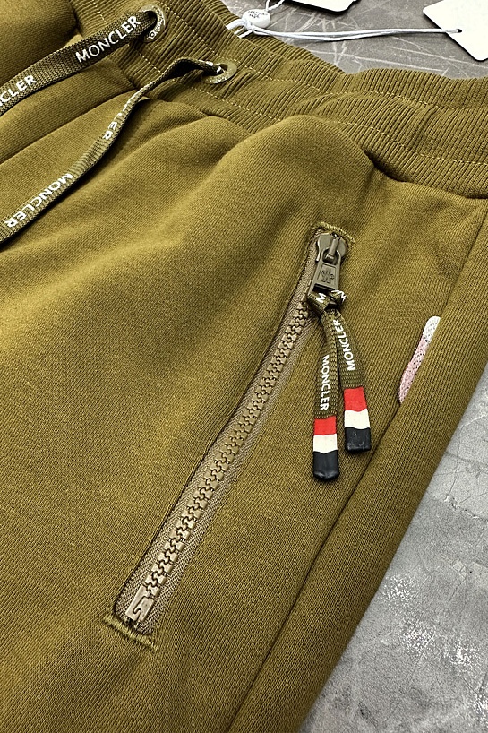 Мужские шорты Moncler зелёного цвета