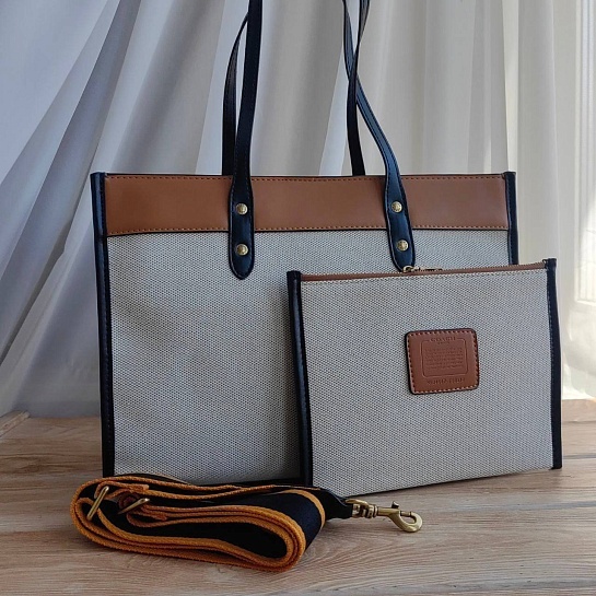 Женская сумка Coach Field Tote 30 With Badge 30x22 см