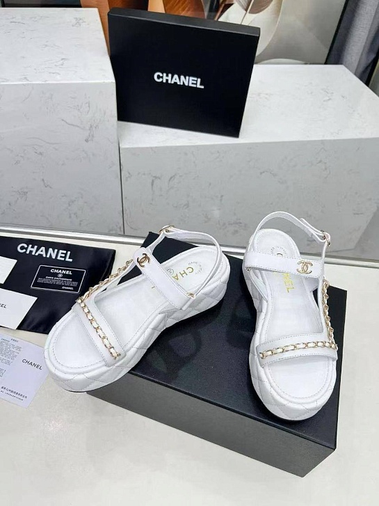 Женские кожаные сандалии белого цвета Chanel