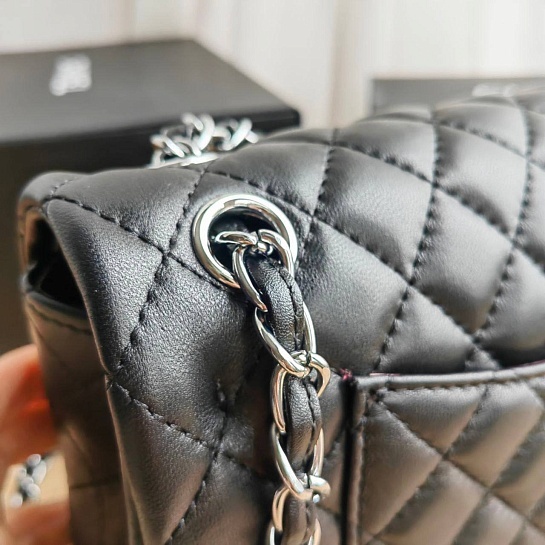 Кожаная чёрная сумка Chanel 25x15 см