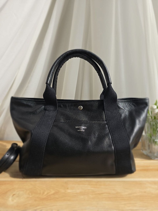 Кожаная сумка Balenciaga Biarritz 30x22 см