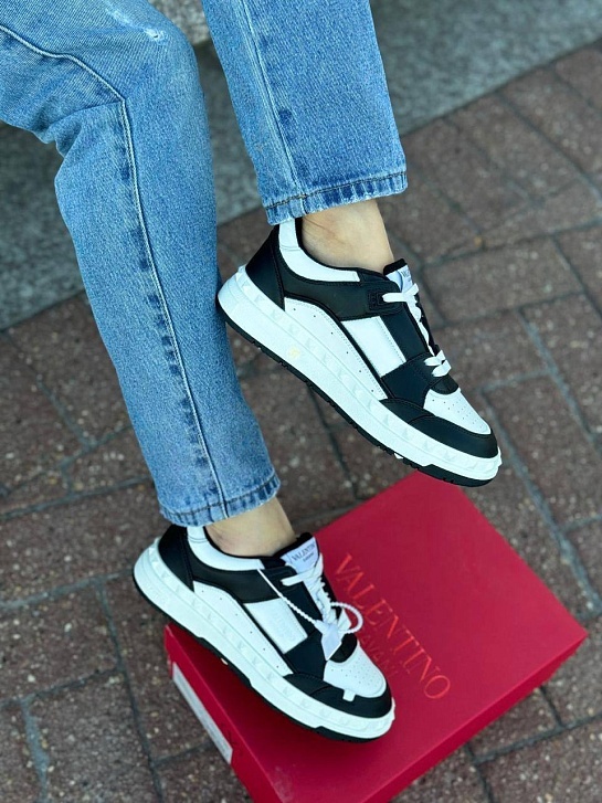 Женские кожаные кроссовки Valentino Freedots - White / Black