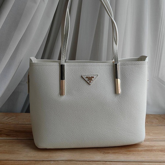 Кожаная сумка Prada белого цвета 36x25 см