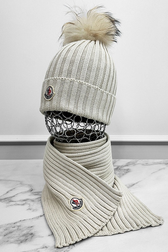 Комплект из шапки и шарфа бежевого цвета Moncler logo-patch