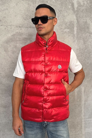 Пуховой жилет красного цвета Moncler logo-patch   