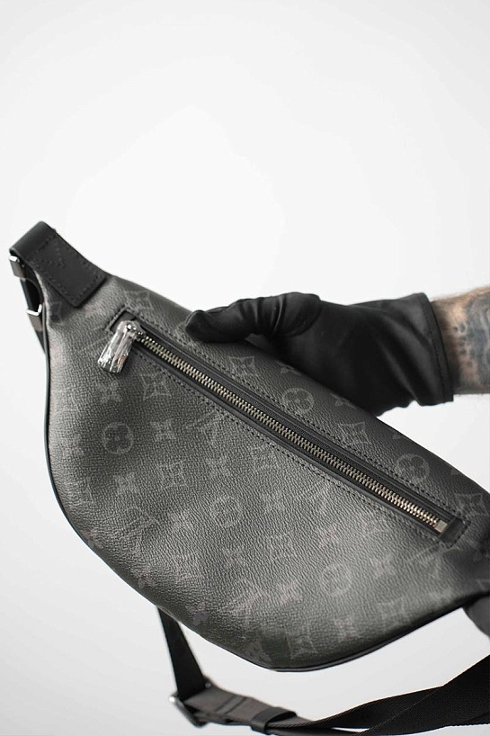 Кожаная сумка на пояс Louis Vuitton Discovery Monogram Eclipse 37x17x10 см