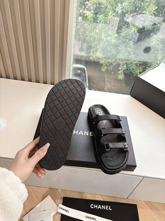 Женские кожаные шлёпанцы Chanel чёрного цвета