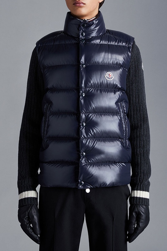 Пуховой жилет синего цвета Moncler logo-patch