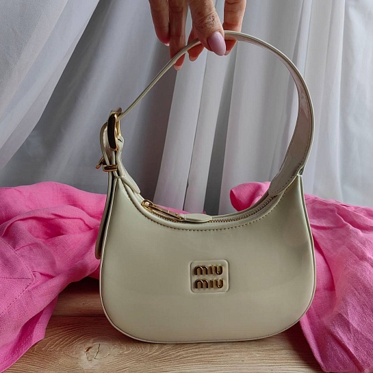 Женская лакированная  сумка-хобо MIU MIU Vernice 21x16 см - Beige