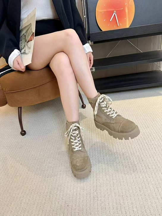 Женские замшевые ботинки Prada