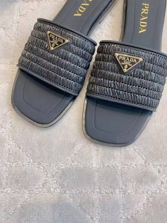 Женские шлёпанцы Prada чёрного цвета