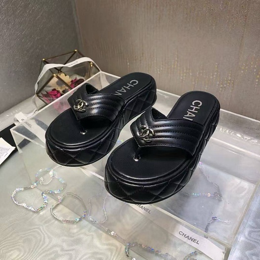 Женские кожаные шлёпанцы Chanel   