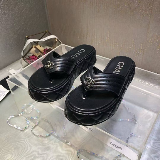 Женские кожаные шлёпанцы Chanel