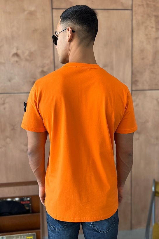 Оранжевая мужская футболка с патчем на плече Stone Island