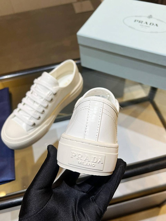 Женские кроссовки Prada белого цвета