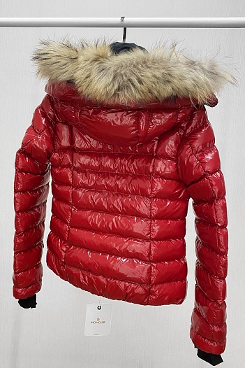 Женская брендовая куртка Moncler красного цвета   