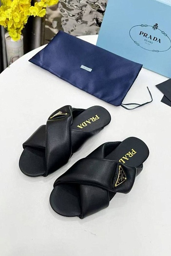 Женские кожаные шлёпанцы Prada чёрного цвета   