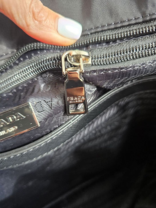 Нейлоновая сумка тоут Prada чёрного цвета 46x32 см