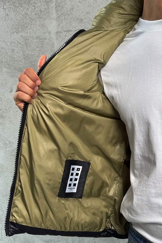 Утеплённый жилет Moncler чёрного цвета