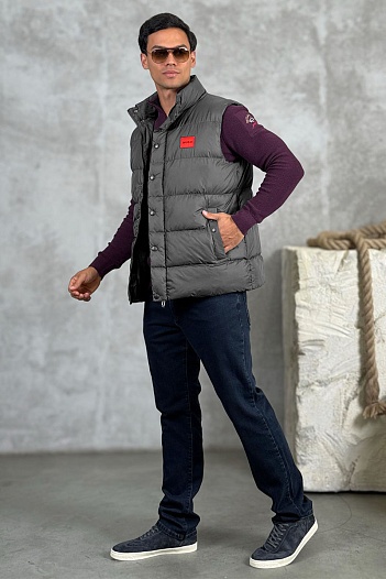 Мужской жилет Hugo Boss серого цвета   