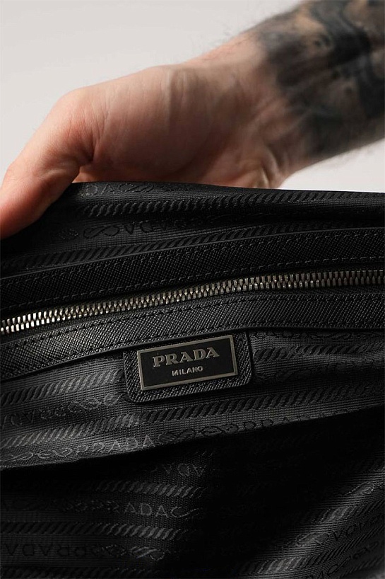 Дорожная чёрная сумка Prada logo-plaque 50x20 см