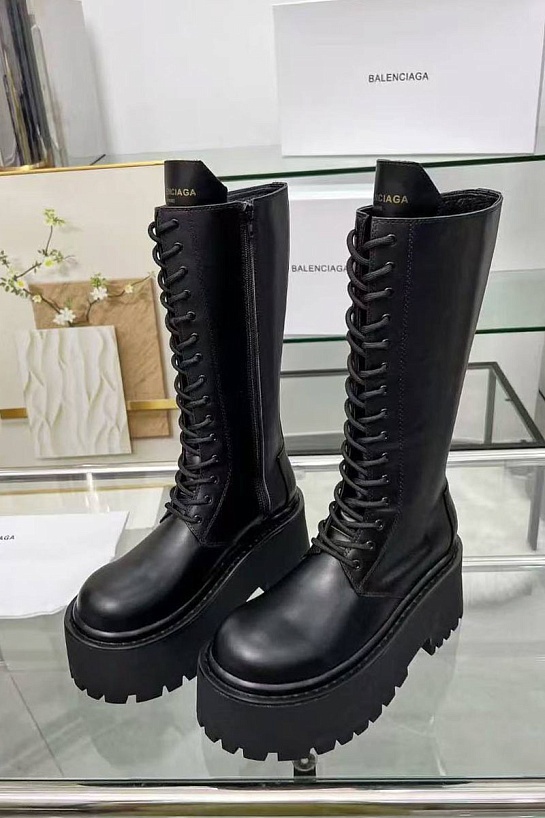 Женские кожаные сапоги на шнуровке Balenciaga чёрного цвета