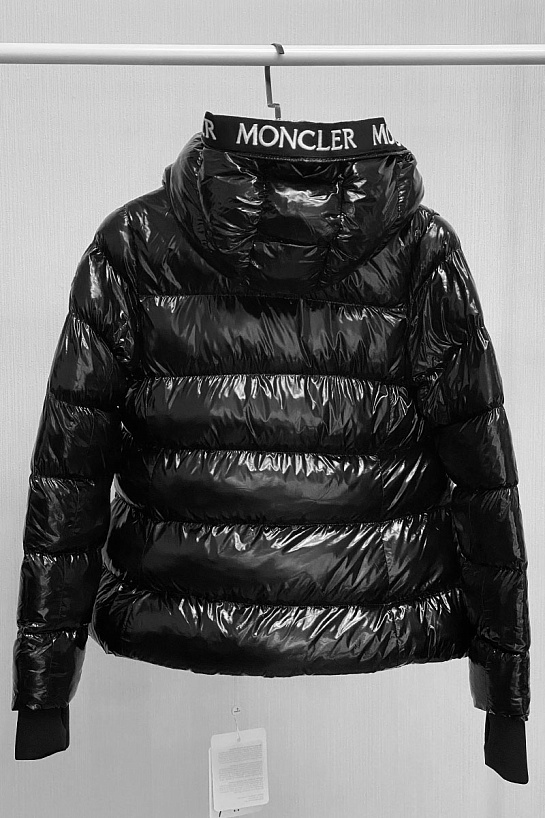 Женская брендовая куртка Moncler чёрного цвета