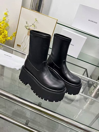 Женские кожаные сапоги Balenciaga чёрного цвета   