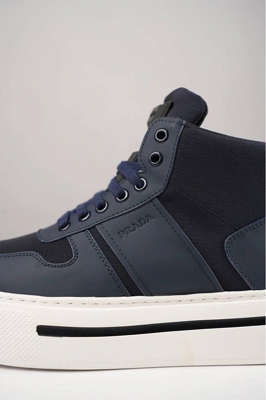 Комбинированные кроссовки с мехом Prada