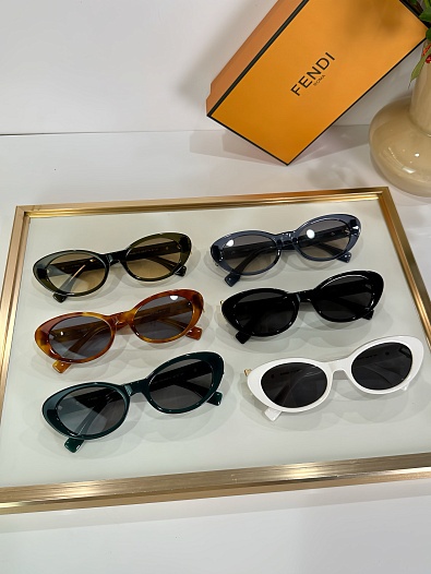Солнцезащитные очки Fendi   