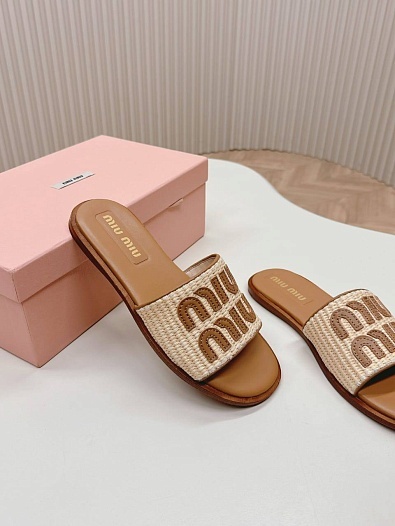 Женские шлёпанцы MIU MIU бежевого цвета   