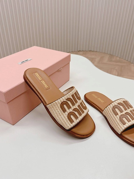 Женские шлёпанцы MIU MIU бежевого цвета
