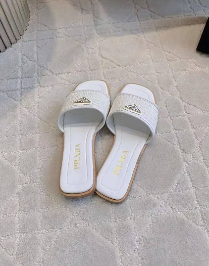 Женские шлёпанцы Prada белого цвета   