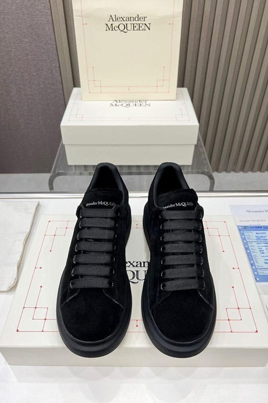 Замшевые кроссовки Alexander McQueen чёрного цвета