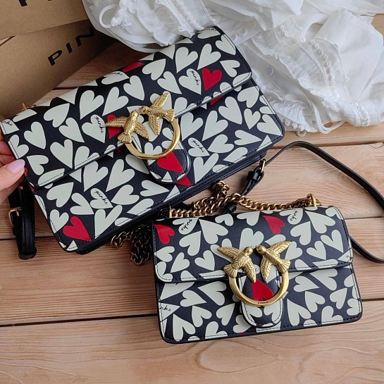 Женская кожаная сумка Love 21x12 см