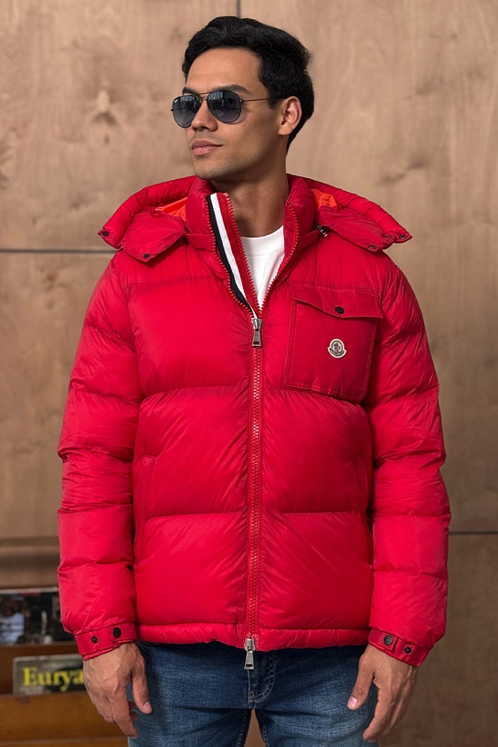 Мужская куртка Moncler красного цвета