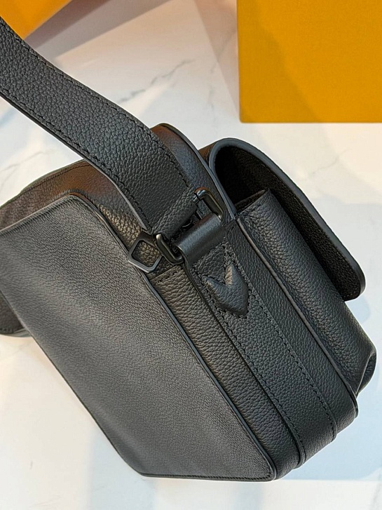 Кожаная сумка Louis Vuitton Boarding Messenger premium 24x18x9 см