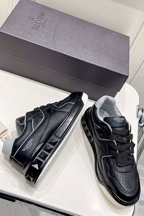 Мужские кожаные кроссовки Valentino чёрного цвета