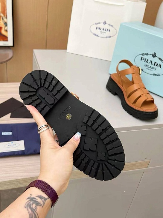 Женские кожаные сандалии на платформе Prada Fisherman