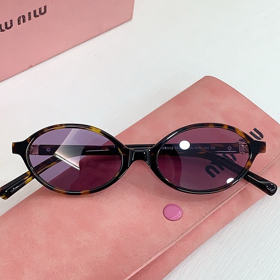 Солнцезащитные очки MIU MIU с леопардовой оправой