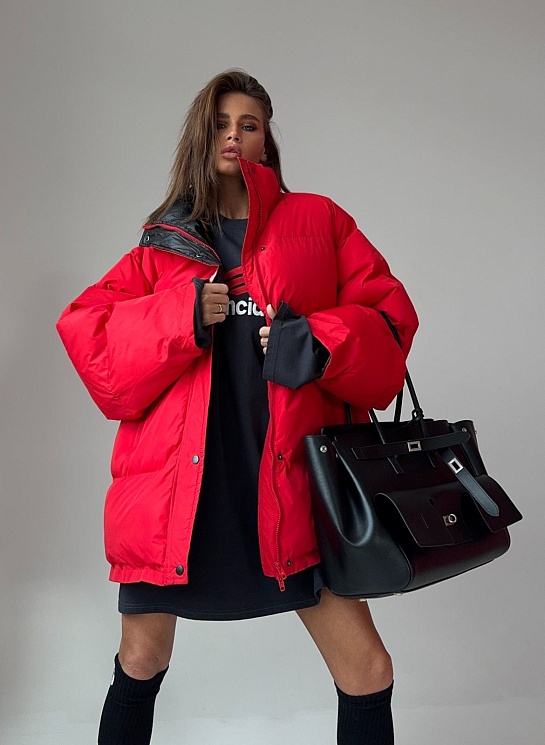 Красная женская куртка Balenciaga