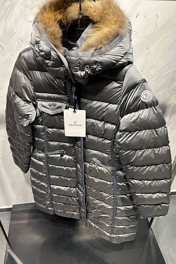 Женская утеплённая парка Moncler серого цвета   