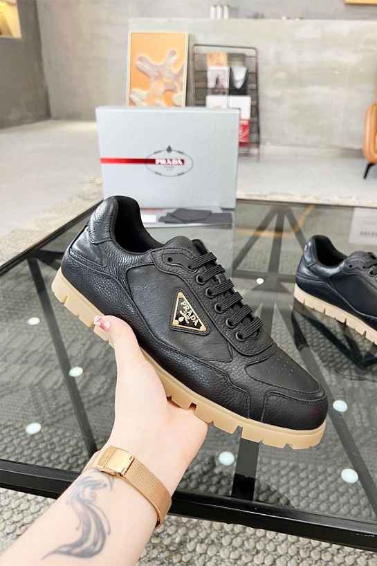 Кожаные кроссовки Prada logo-plaque - Black