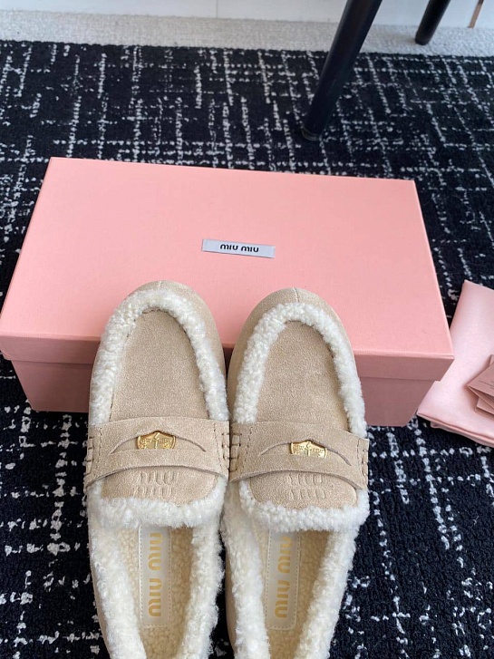 Женские бежевые лоферы с мехом MIU MIU