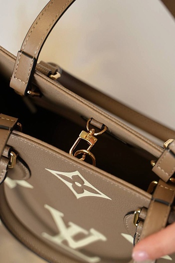 Кожаная Louis Vuitton Сумка Onthego GM 40x32 см - Beige   