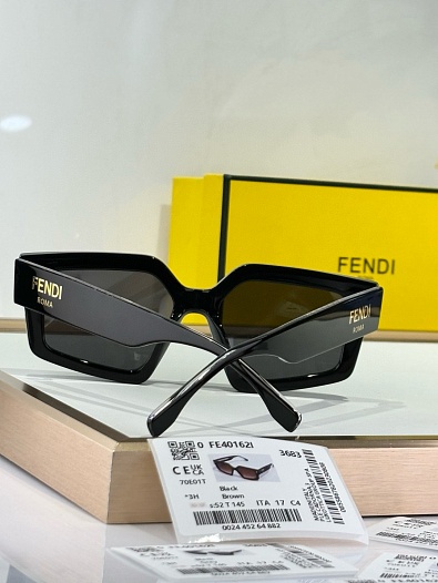 Солнцезащитные очки Fendi   